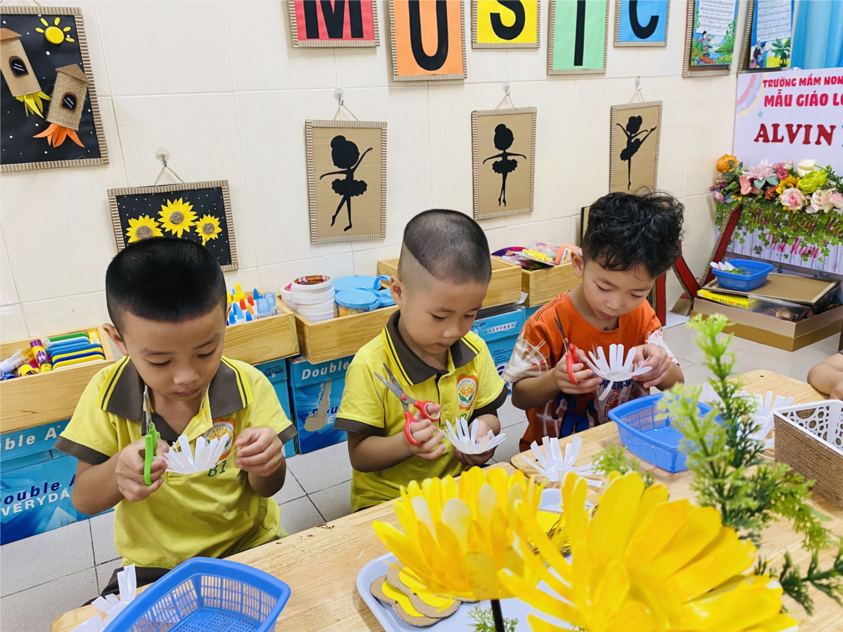 Alvin 1 làm đèn hoa tặng mẹ nhân ngày 20/10